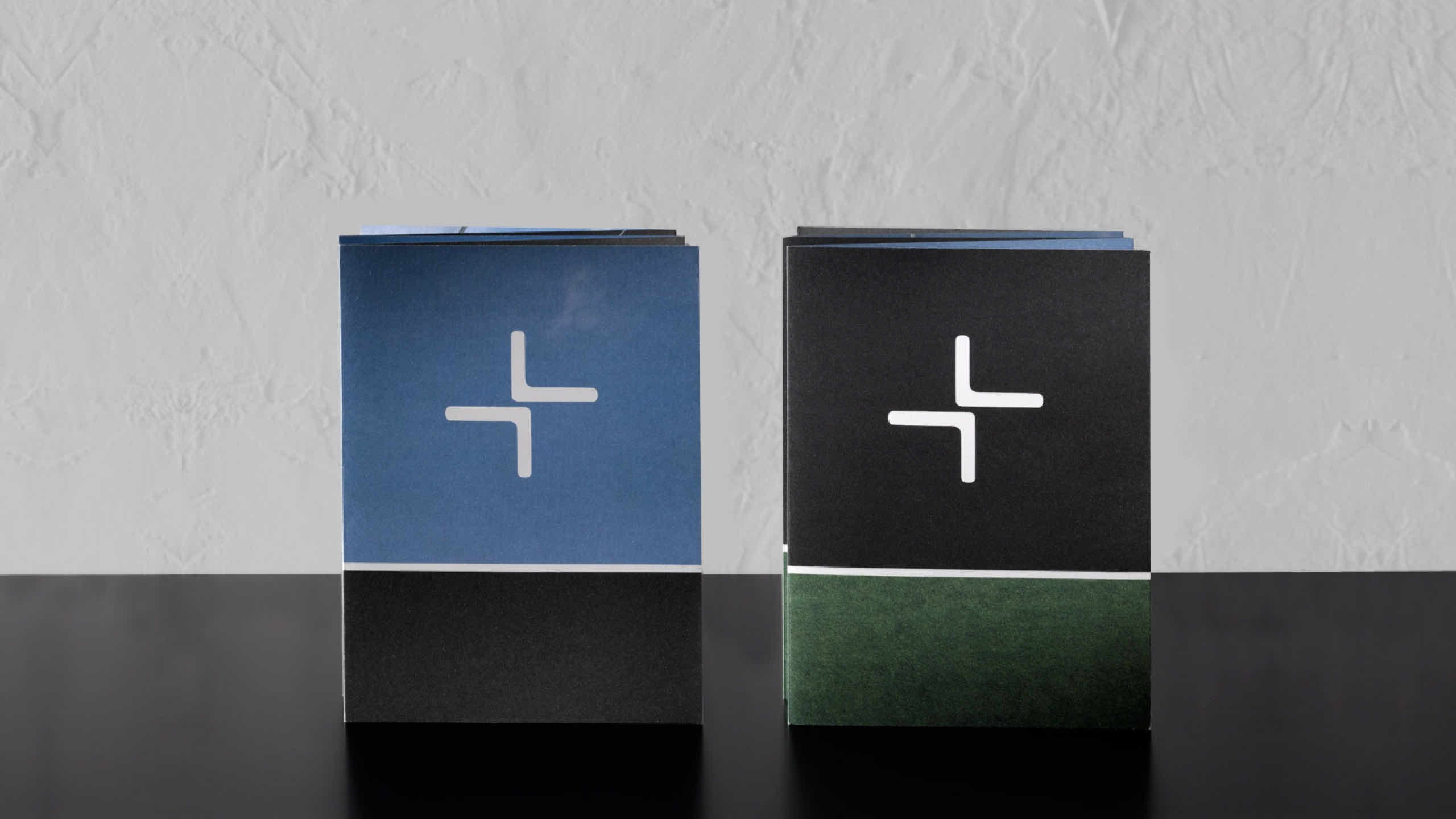 <span><span>Mockup de dos tr&iacute;ptics plegados para la marca MEGASPORT. Dise&ntilde;ado por el estudio esiete de branding y comunicaci&oacute;n.</span></span>